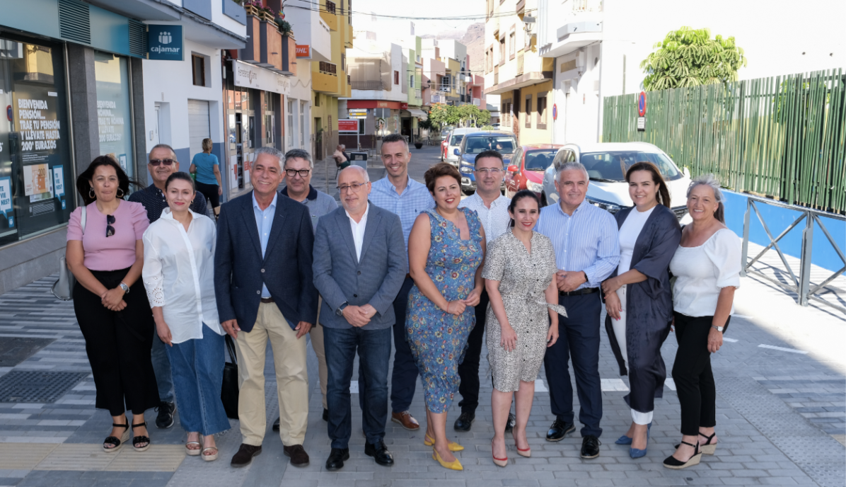 El presidente del Cabildo y el alcalde de La Aldea visitan la recién reformada calle Mariano de Cáceres de la Zona Comercial Abierta