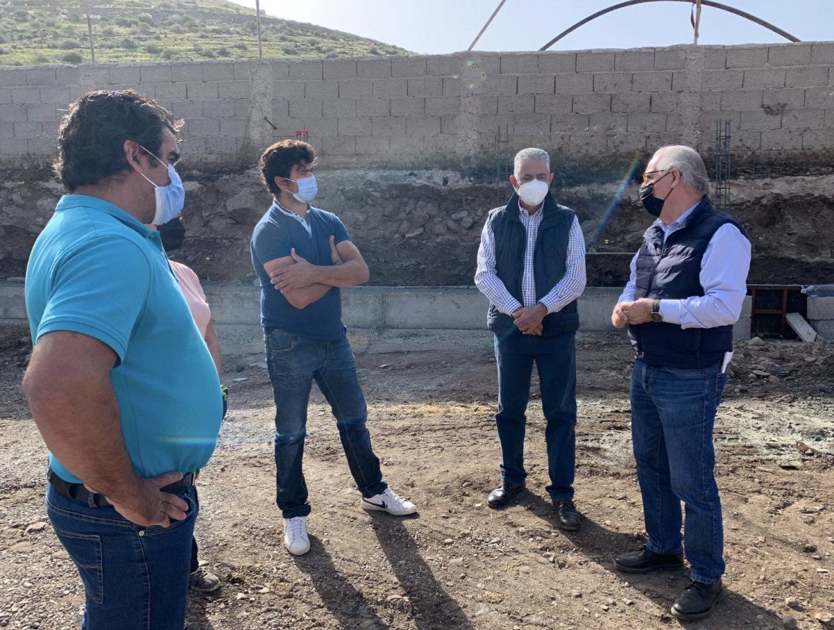 El consejero de Sector Primario del Cabildo visita el municipio para valorar la situación de la agricultura y conocer un proyecto ganadero