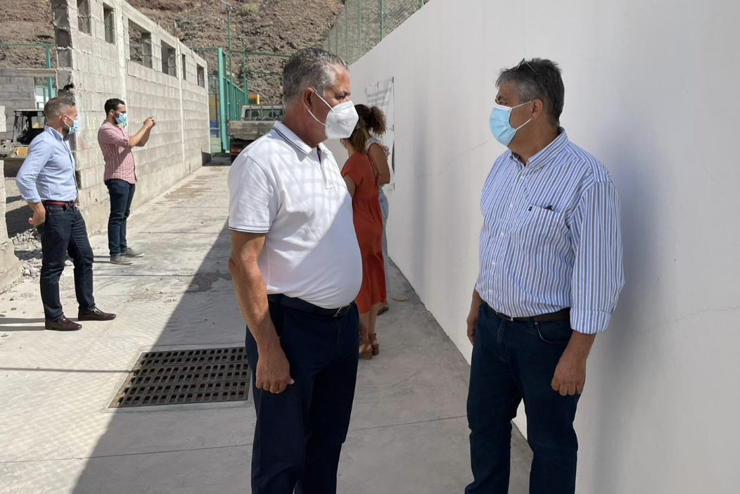 El consejero de Empleo visita las obras del nuevo centro de formación de La Aldea