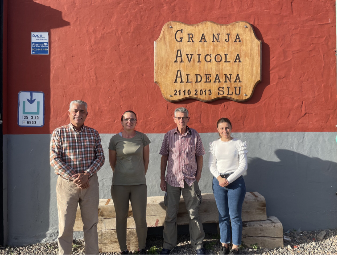 El alcalde y la concejala de Desarrollo Local visitan la Granja Avícola Aldeana para conocer de primera mano la situación que están viviendo